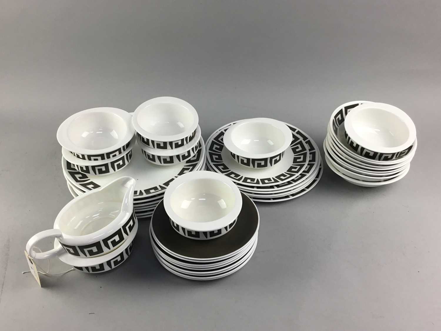 Lot 99 - A SUSIE COOPER KEYSTONE DINNER SERVICE