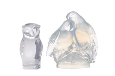 Lot 1034 - A JOBLING OPALESCENT GLASS GROUP OF LOVE BIRDS, ALONG WITH A VILLEROY & BOCH OWL
