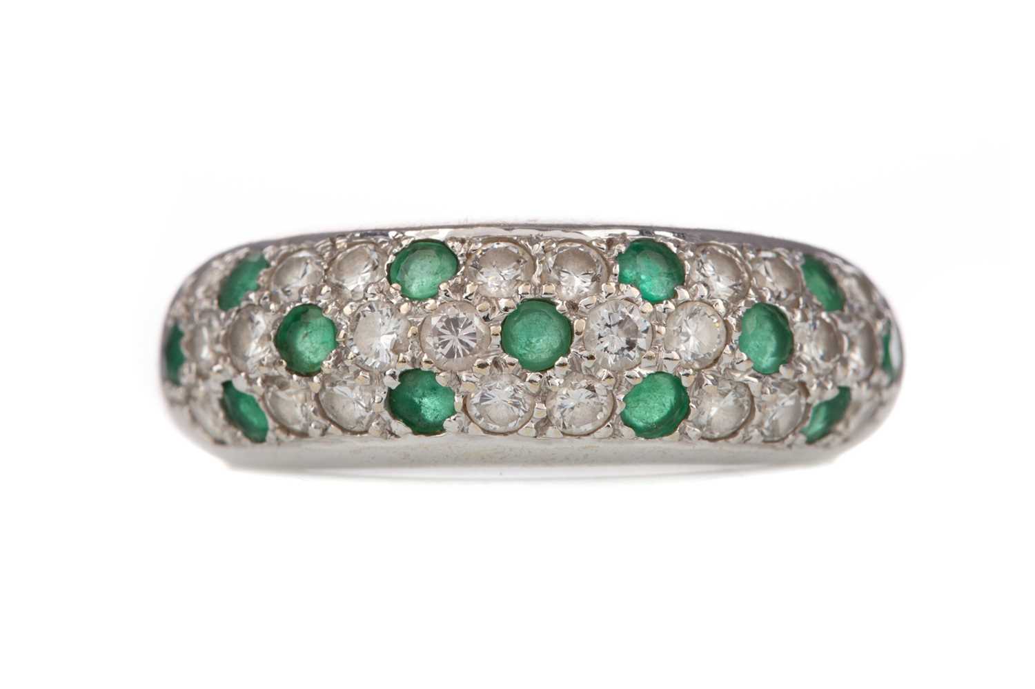 Lot 942 - AN EMERALD AND DIAMOND RING
