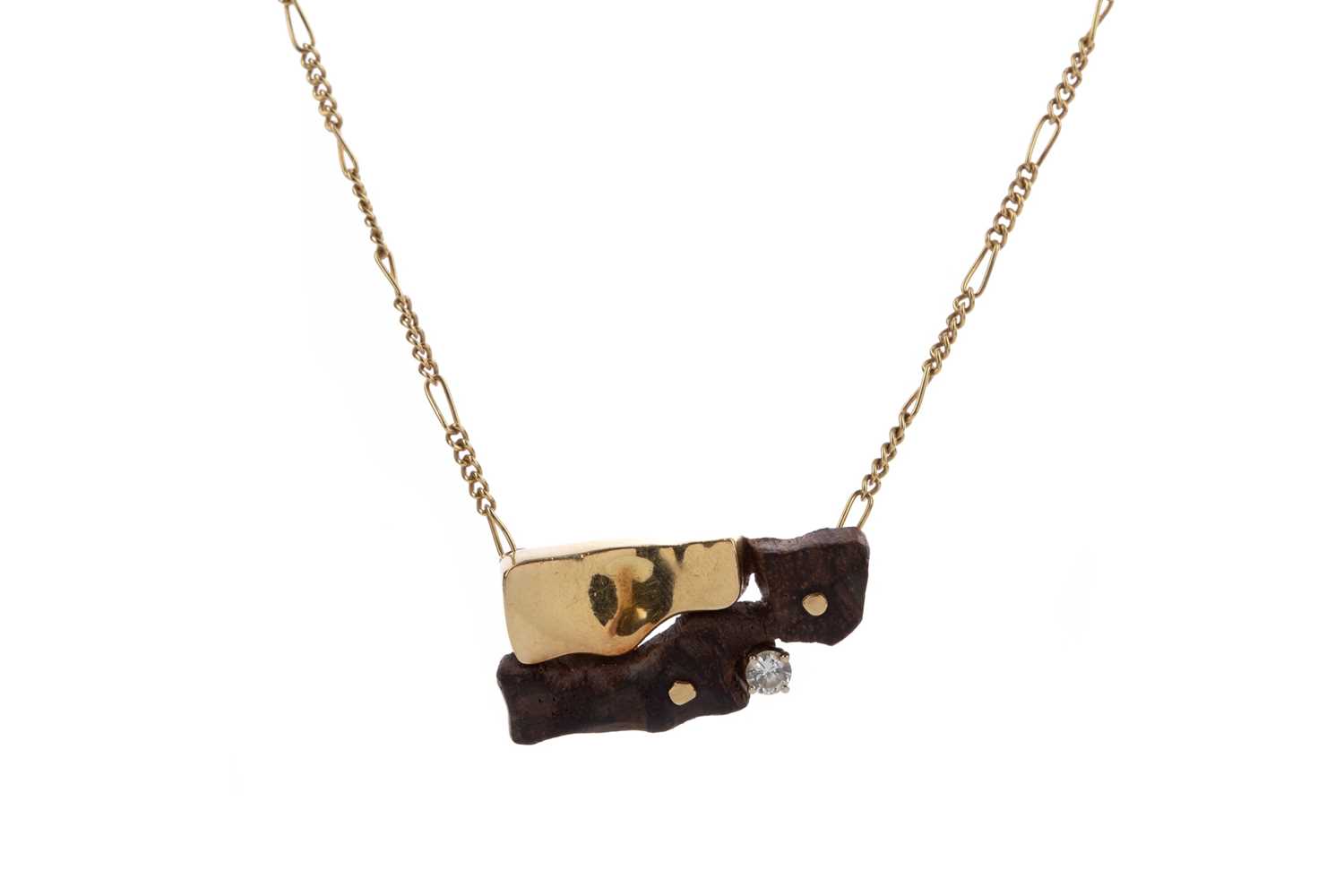 Lot 952 - A GOLD, DIAMOND AND WOOD NECKLET