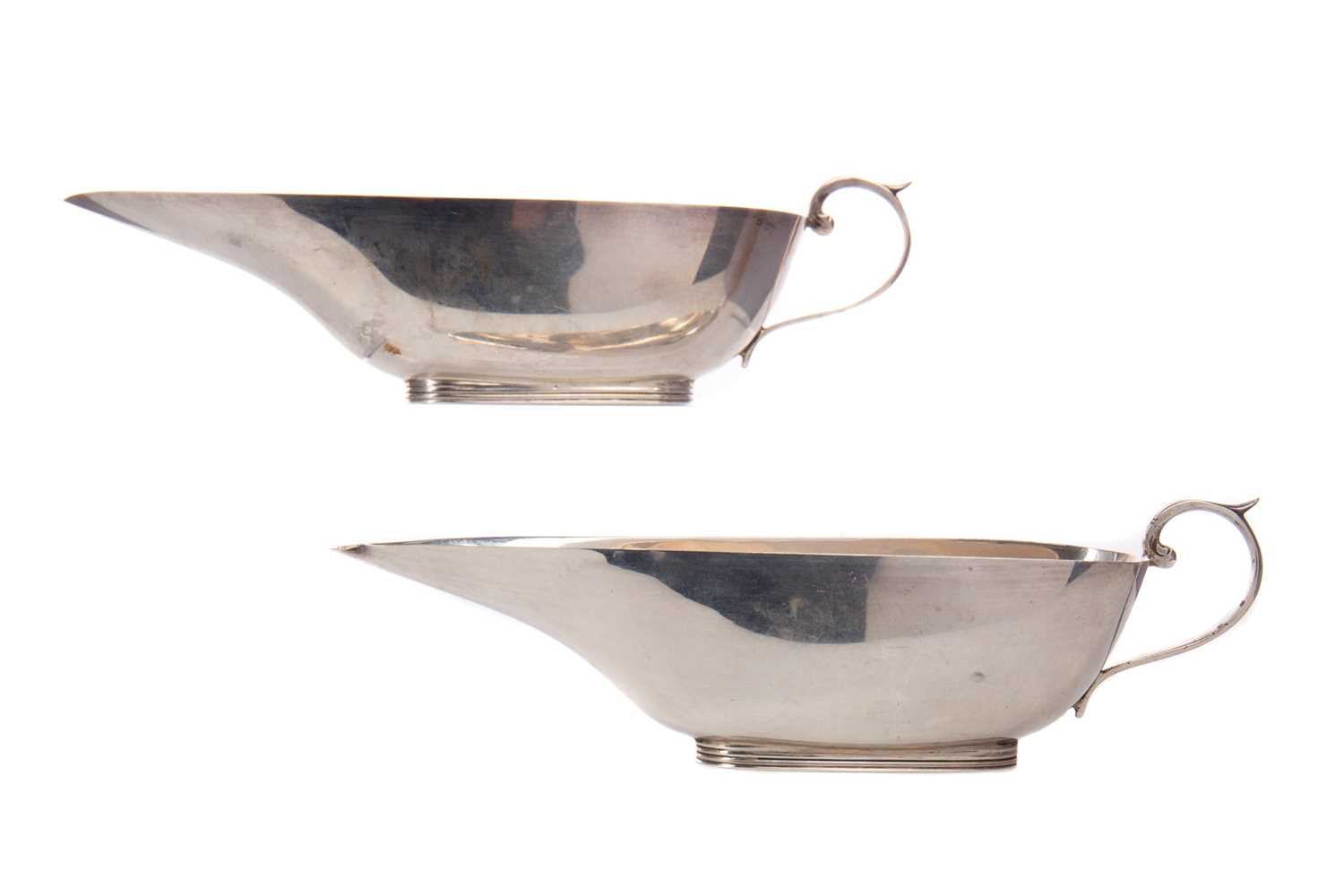 Lot 442 - A PAIR OF EDWARDIAN SILVER SAUCE BOATS
