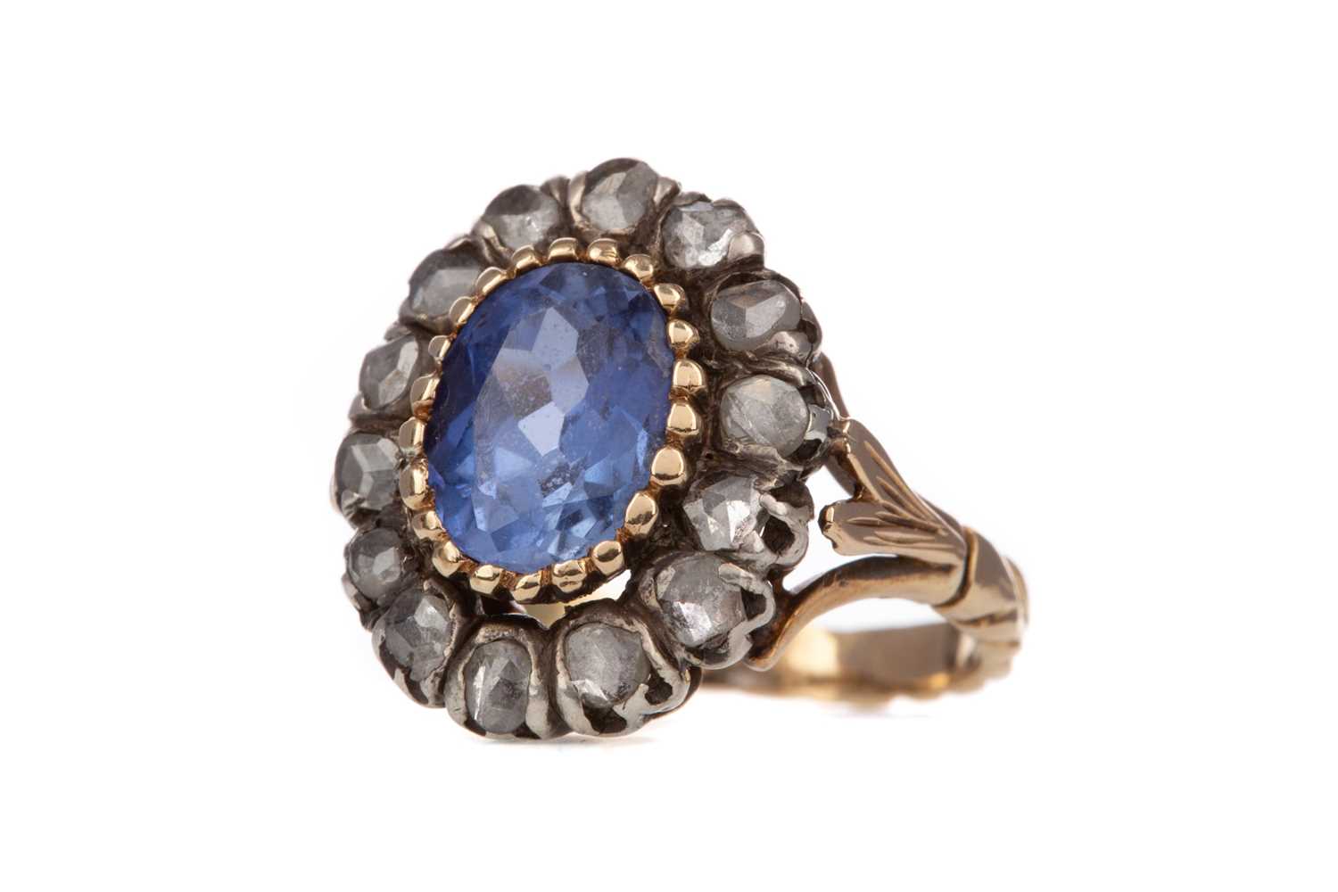 Lot 959 - A SAPPHIRE AND DIAMOND RING