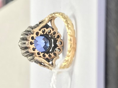 Lot 959 - A SAPPHIRE AND DIAMOND RING
