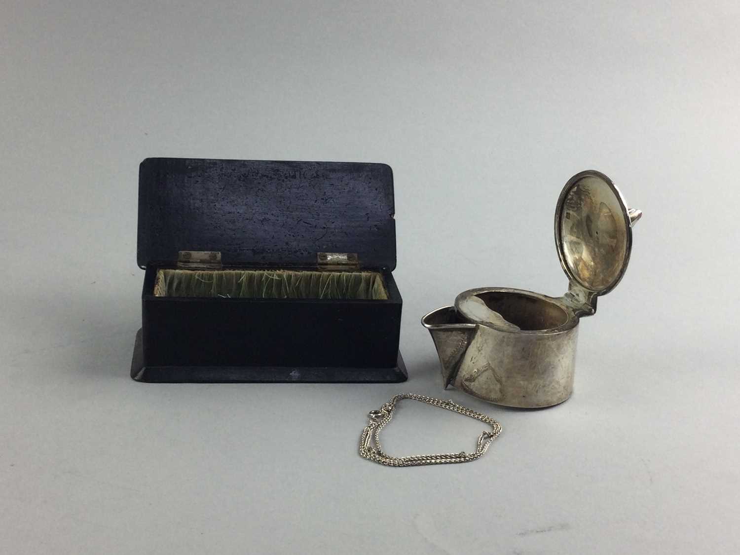 Lot 73 - AN EDWARDIAN SILVER MOUNTED TREEN TRINKET BOX AND A CLARET JUG LID