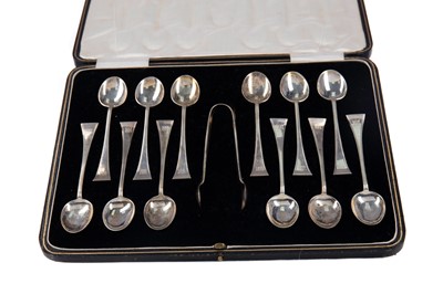 Lot 448 - A SET OF TWELVE GEORGE V SILVER COFFEE SPOONS AND TONGS
