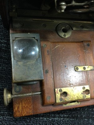 Lot 1187 - AN EARLY 20TH CENTURY 'CHALLENGE' PLATE CAMERA
