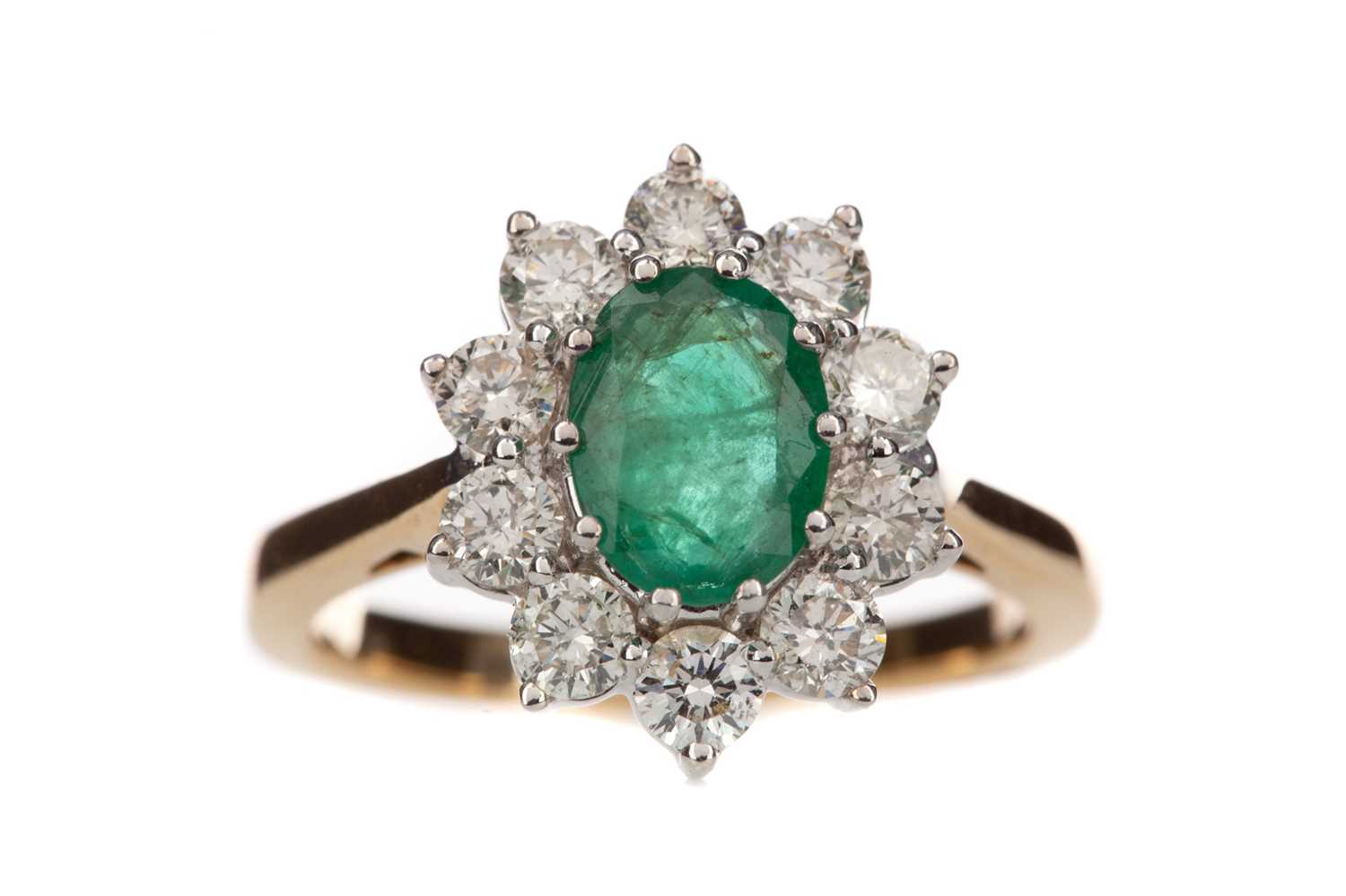 Lot 892 - AN EMERALD AND DIAMOND RING