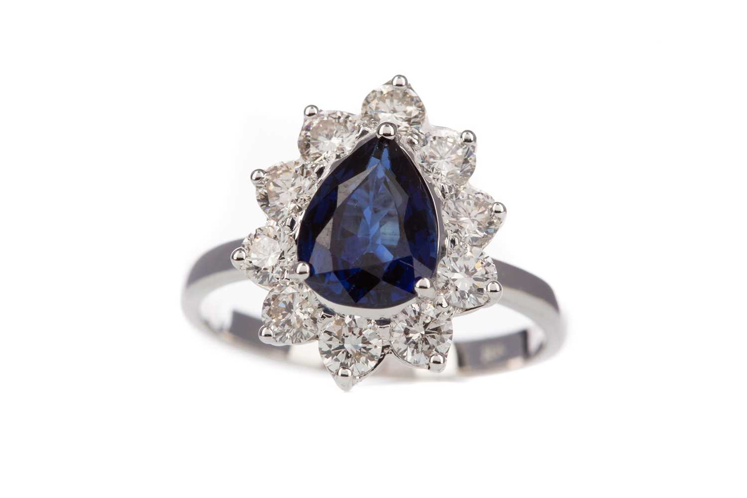 Lot 956 - A SAPPHIRE AND DIAMOND RING