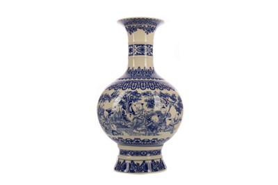 Lot 1655 - A LATE 20TH CENTURY CHINESE BLUE AND WHITE VASE