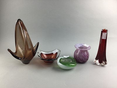 Lot 138 - AN ART GLASS VASE AND OTHER ART GLASS BOWLS AND VASES