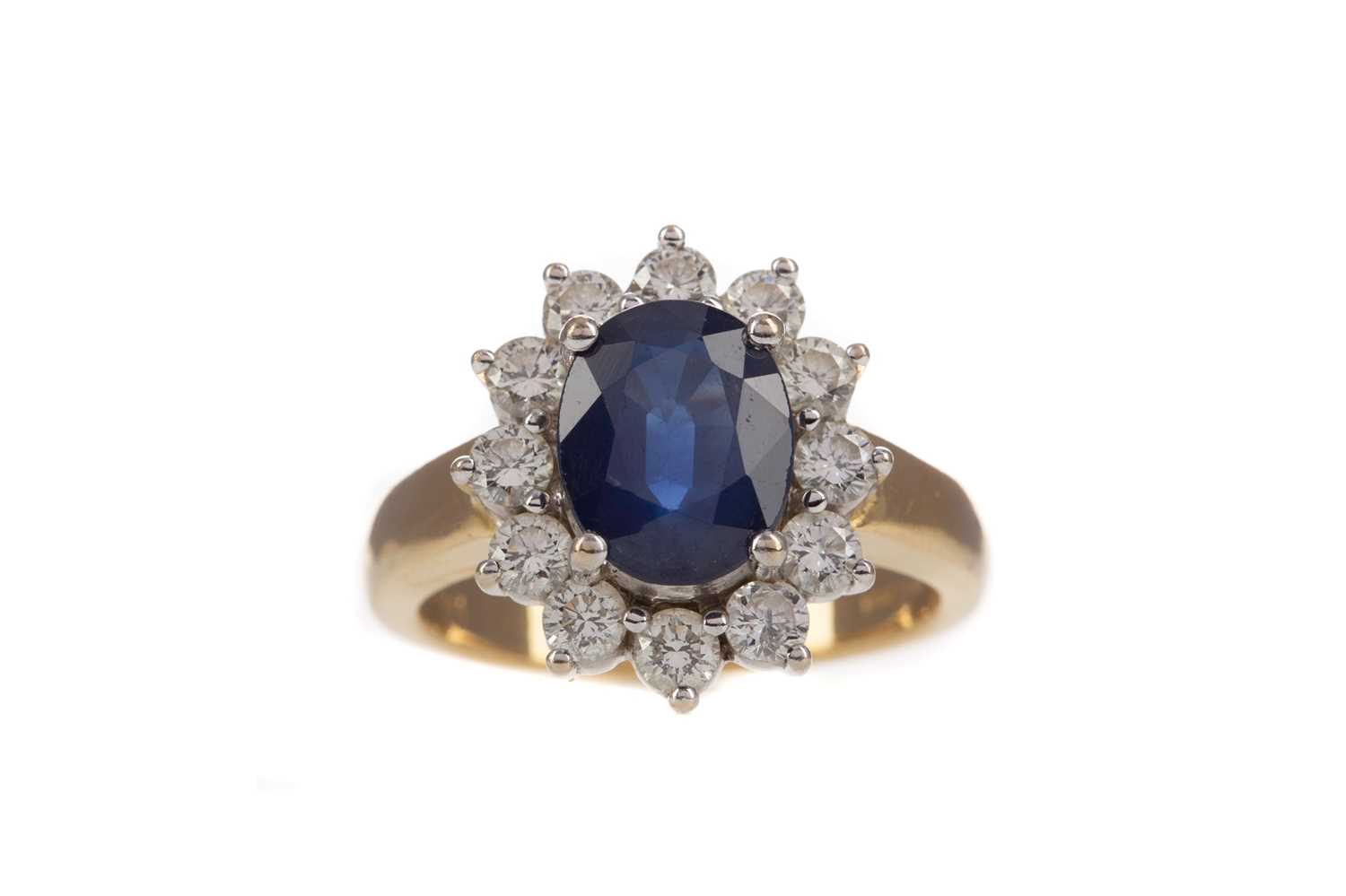Lot 318 - A SAPPHIRE AND DIAMOND RING