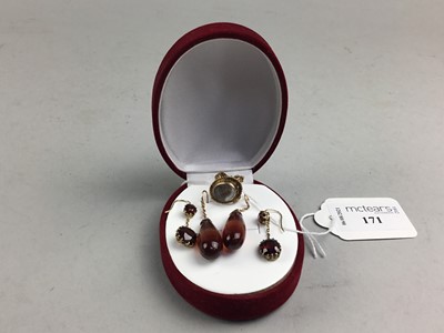 Lot 171 - A LOT OF TWO PAIRS OF EARRINGS AND A SEAL
