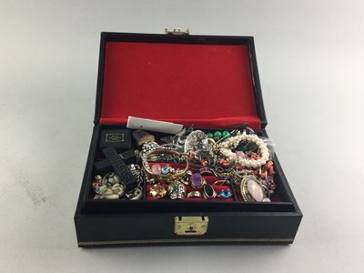 Lot 192 - A COLLECTION OF COSTUME JEWELLERY