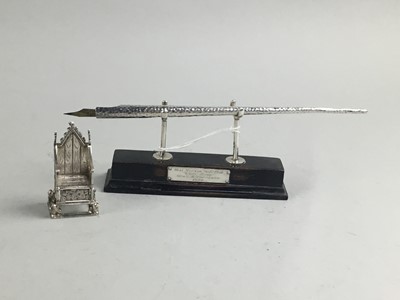Lot 212 - AN EARLY 20TH CENTURY SILVER MINIATURE MODEL OF A THRONE AND A FOUNTAIN PEN AND STAND