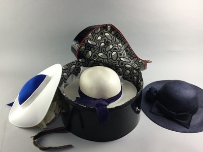 Lot 262 - A LOT OF FOUR VINTAGE SUN HATS CONTAINED IN A HAT BOX