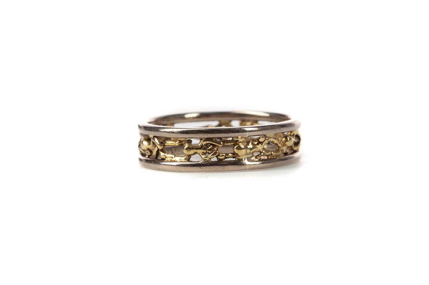 Lot 462 - A STUART DEVLIN 18 CARAT YELLOW AND WHITE GOLD 'PEOPLE' RING