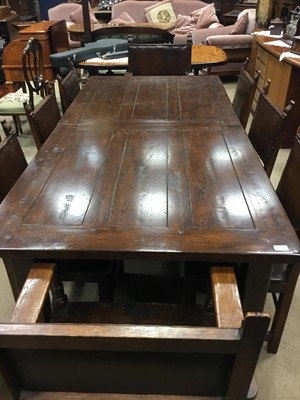 Lot 1452 - AN EARLY 20TH CENTURY OAK EXTENDING DINING TABLE