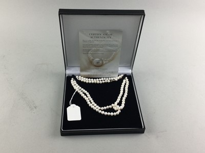 Lot 323 - A SINGLE STRAND PEARL NECKLACE