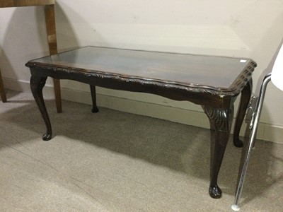 Lot 251 - A MAHOGANY COFFEE TABLE AND AN OAK CAKESTAND