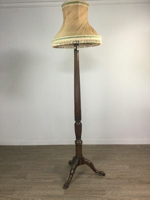 Lot 1472 - A REPRODUCTION MAHOGANY STANDARD LAMP