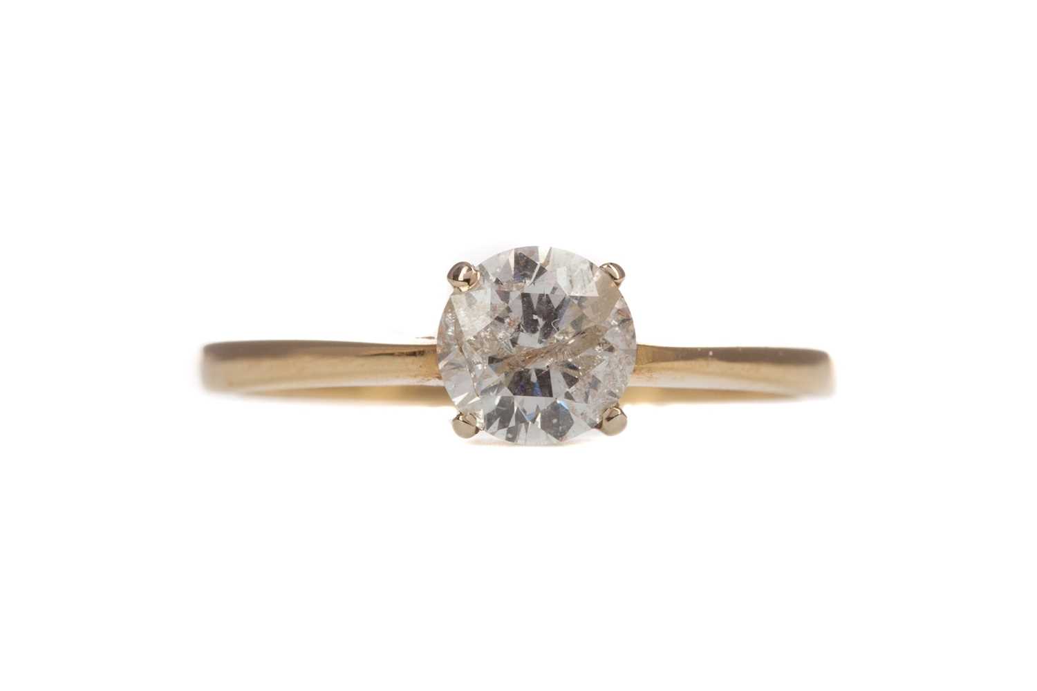 Lot 310 - A DIAMOND SOLITAIRE RING
