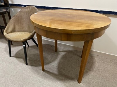 Lot 367 - A CIRCULAR DROP LEAF TABLE