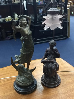 Lot 347 - AN ART NOUVEAU GILDED SPELTER FIGURAL TABLE LAMP AND OTHER LAMPS