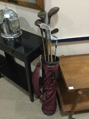 Lot 205A - A LOT OF VINTAGE GOLF CLUBS AND A CARRY BAG