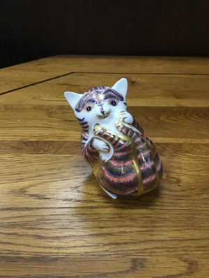 Lot 200A - A ROYAL CROWN DERBY CAT PAPERWEIGHT