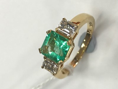 Lot 496 - AN EMERALD AND DIAMOND RING