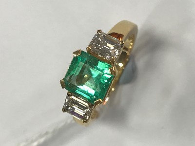 Lot 496 - AN EMERALD AND DIAMOND RING