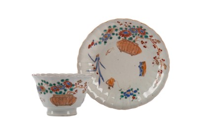 Lot 491 - AN EARLY 20TH CENTURY JAPANESE TEA BOWL AND STAND