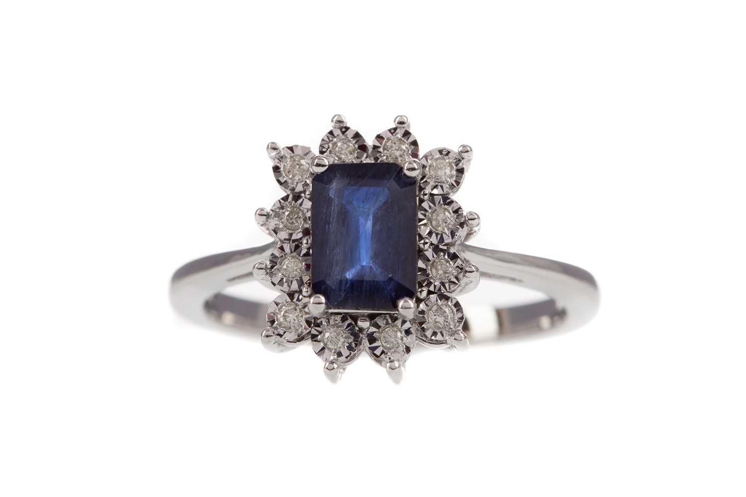 Lot 503 - A SAPPHIRE AND DIAMOND RING