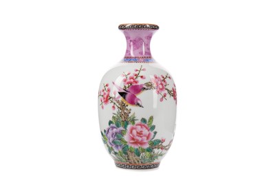 Lot 1719 - A 20TH CENTURY CHINESE VASE