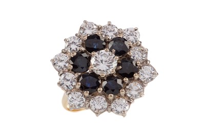 Lot 340 - A LARGE SAPPHIRE AND WHITE GEM SET CLUSTER RING