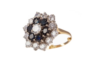 Lot 340 - A LARGE SAPPHIRE AND WHITE GEM SET CLUSTER RING