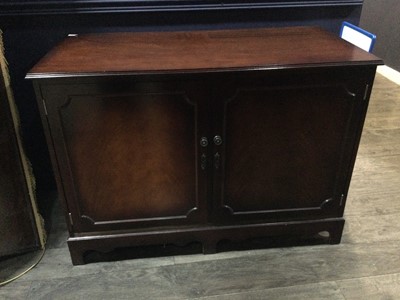 Lot 305A - A MAHOGANY SIDEBOARD