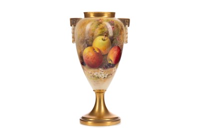 Lot 1091 - A ROYAL WORCESTER VASE BY WILLIAM RICKETTS