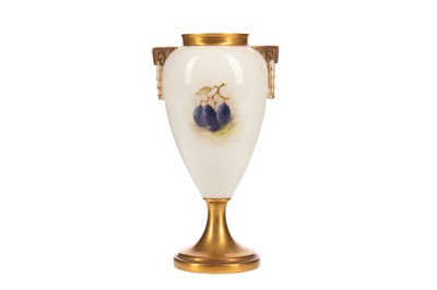 Lot 1091 - A ROYAL WORCESTER VASE BY WILLIAM RICKETTS