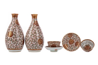 Lot 1778 - A PAIR OF JAPANESE KUTANI SAKI BOTTLES AND A PAIR OF MATCHING BOWLS ON STANDS
