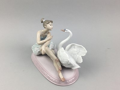 Lot 42 - A LLADRO FIGURE OF 'GRACE AND BEAUTY'