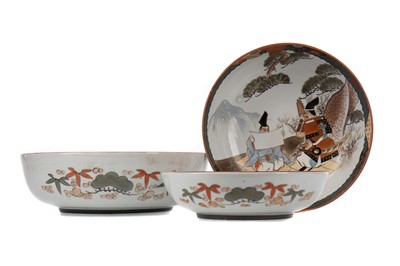 Lot 501 - A 20TH CENTURY GRADUATED SET OF THREE JAPANESE CIRCULAR BOWLS AND ANOTHER