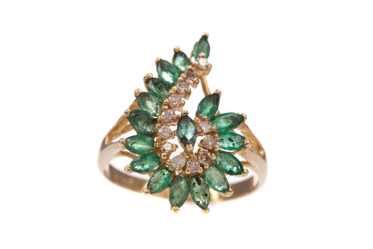 Lot 375 - AN EMERALD AND DIAMOND RING