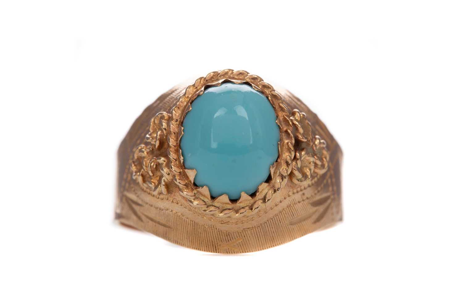 Lot 376 - A TURQUOISE RING