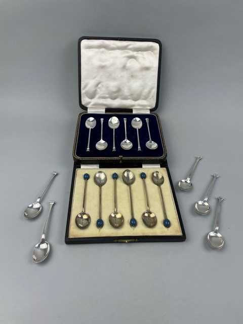 Lot 77 - A SET OF SIX BEAN TOP COFFEE SPOONS AND OTHERS