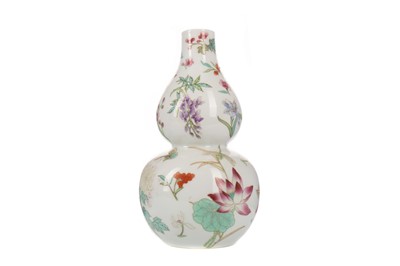 Lot 1749 - A 20TH CENTURY CHINESE DOUBLE GOURD VASE
