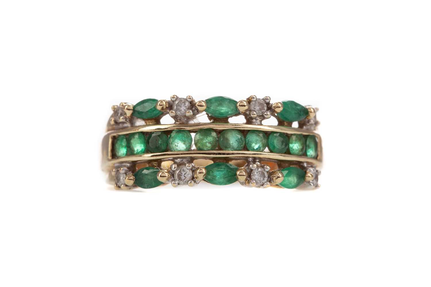 Lot 397 - AN EMERALD AND DIAMOND RING