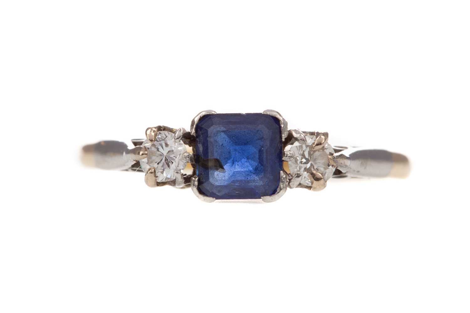 Lot 398 - A BLUE GEM SET AND DIAMOND RING