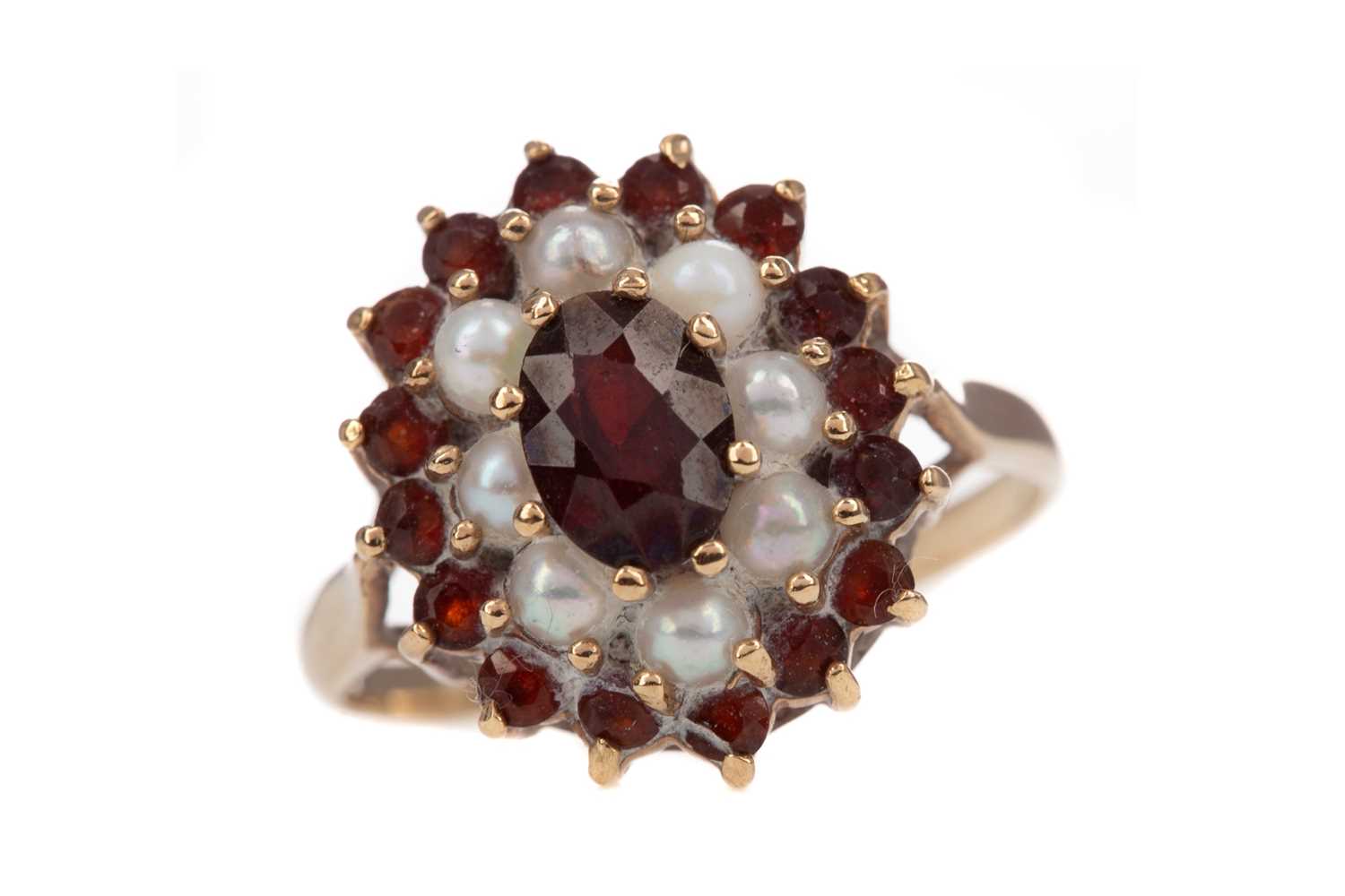 Lot 404 - A PEARL AND GARNET RING