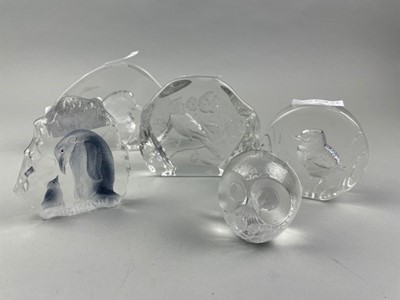 Lot 86 - A COLLECTION OF GLASS SCULPTURE PAPERWEIGHTS